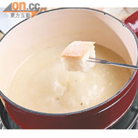 Fondue Moitiè-moitiè $230 （a）<br>名字意思是 Half and Half， Gruyère、Vacherin Fribourgeois兩種芝士與法包合力炮製經典味道，乳酪氣息濃烈卻不過搶，因為用了3至6個月熟成的芝士。