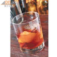 Cubed Old Fashioned $110<br>用陳年Rum酒和Bourbon威士忌調製，再加入兩款Bitters，酒味濃烈，是屬於男士的雞尾酒。