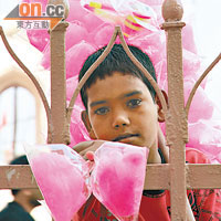 作為海得拉巴的旅遊熱點，當然少不了商販活動，賣棉花糖的小男孩十分熱情。