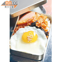 Bibimbap $30<br>韓國70、80年代流行的飯盒，有荷包蛋、午餐肉、紫菜及銀魚乾等，加點小辣醬後，出盡力搏命搖勻即成，果然是有付出才有收穫！