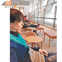 候機室，是從日語世界走進廣東話社會前過渡的地方。