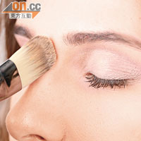 為了加深輪廓，可以在眉骨及鼻樑位掃上光影粉，增添立體感。
