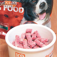 酒店會為入住的狗狗提供全天然的生肉糧食（K9 Natural）作主糧，食水也會先過濾，確保衞生。