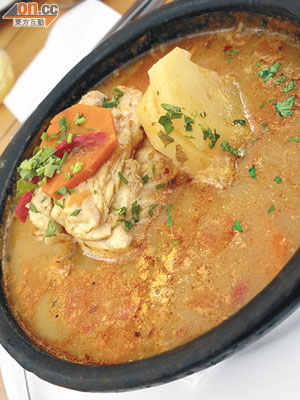 無辣不歡的智利人喝海鰻湯時，會加入Pebre酸辣醬料增添香辣風味。