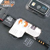 支援雙SIM卡及microSD卡作擴充，不過要拆殼拆電先換到。