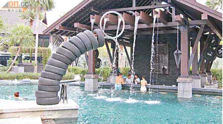 酒店內有3個泳池，圖中的2號泳池便設有Pool Bar。