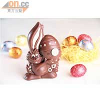 牛奶巧克力小兔  $100（i）<br>手忙腳亂的長耳兔捧着巨型復活蛋，造型生動可愛。