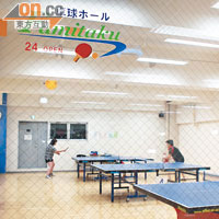 便利店內乒乓球區，24小時營業。