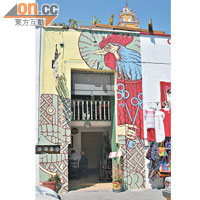 喬盧拉市面充滿活力，餐廳和商店的外牆上時見彩繪。