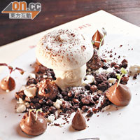 Texturas de Chocolate $78（a）<BR>蘑菇頂是灑上朱古力粉的蛋白餅，下面是混入可可豆殼的雪糕，口感有趣。以朱古力慕絲、脆餅和粒粒做成泥土，內藏爆炸糖，滿口朱古力香味。