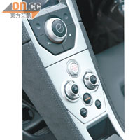 駕駛模式旋鈕置於中控台底部，駕駛者亦可從3種模式中選擇。