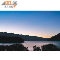 戶戶也面向Lake Wakatipu，早上可欣賞美麗的晨曦。