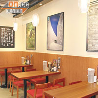 拉麵店寬敞舒適。牆上掛上日本總店直送的富山縣照片，增添和風氣氛。