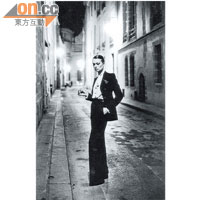 1975年攝影大師Helmut Newton在巴黎街頭拍攝這張YSL Le Smoking西裝照片，成為女裝中性潮流的經典。