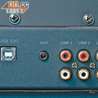 可透過USB插口接駁電腦，為數碼音樂進行24-bit 96kHz解碼，亦可透過RCA及AUX接駁其他音響。