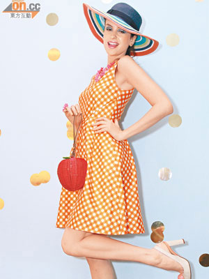 橙色格仔背心裙$4,100、圓頭高跟鞋$2,900、水果手袋$1,800、花花頸鏈$2,700、戒指$800、甲蟲造型耳環$600、彩虹顏色的闊邊帽$1,000