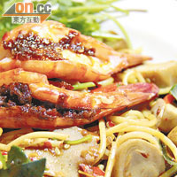 必吃的泰式西菜，酸辣醒胃的冬蔭功海鮮意粉，Baht 245（約HK64.5）。