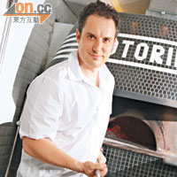 Chef Mathieu身後的薄餅焗爐大有來頭，特點溫度易控制且穩定，能維持在約400℃~450℃來焗薄餅，最高溫度可達1,000℃！