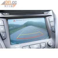 倒車時，中控台的7吋屏幕能把車後情況顯示，提升安全度。