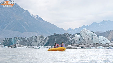 於超巨大的冰山中穿越，觀光艇頓然變成玩具般細小。