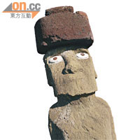 巨人石像，擁有長長臉孔及耳朵，雙目深凹、削額高鼻，部分更被安上眼珠，有趣的造型，值得一看。