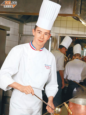 Gilles Reinhardt被視為法國廚壇前途無可限量的後起之秀，跟隨Paul Bocuse多年，現為L'Auberge du Pont de Collonges的主廚。
