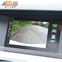 後泊車鏡頭的影像，可在中控台上的6.5吋彩色屏幕顯示。