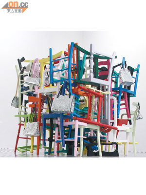 名為《I Remember （Square Dance）》的作品，靈感源於酒吧裏勾掛手袋的椅背，Jim Lambie把多張只得半邊的椅子組成一個立方體，掛在椅背的袋子則加入鏡面素材，是以生活素材建構雕塑的示範作。