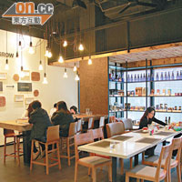 餐廳設計像間實驗室，簡約時尚、寬敞有空間感，另有小型購物櫃，方便食客挑選天然食品。