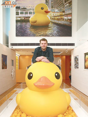 展館中央滿載千隻沐浴中的「橡皮鴨」，讓人感受巨鴨遊歷世界的氣氛。