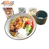 豚角煮丼 $108<br>豬腩肉先煎香，冷藏一晚後用豉油、清酒、味醂等材料慢煮6~7小時，美味非常，值得需時兩日製作。