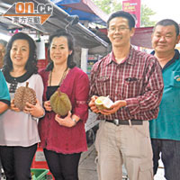 來自檳城和印尼的龍哥熟客，一次過買走 48 個榴槤。