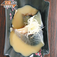 鯖魚味噌煮$78<br>師傅用上西京、信州和赤麵豉混合煮成，被煮過的鯖魚肉質滑溜鮮甜，是鹽燒外的另一個好選擇。
