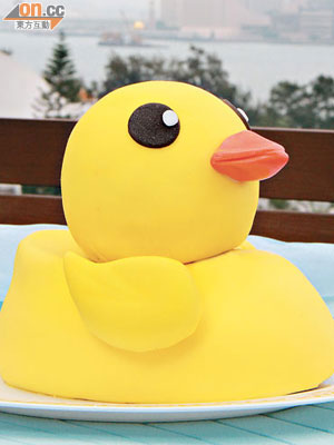 3D Rubber Duck牛油忌廉蛋糕　$350/磅（h，最少2磅起，至少2天前預訂）<br>由於蛋糕屬自訂款式，所以味道和賣相都可由你話事。不過無論是朱古力、杧果或其他口味，蛋糕質感都較實淨挺身，才有脹卜卜的效果。