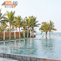 Resort內近沙灘位置設有廣闊的無邊際泳池，讓你望海暢游。