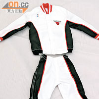 附送白色Track Suit，畀大家玩多個熱身造型。