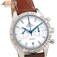 Speedmaster'57 不銹鋼款式備有多種錶面選擇，這款白色錶面襯藍色指針及刻度，甚有五、六十年代設計風格。$83,300