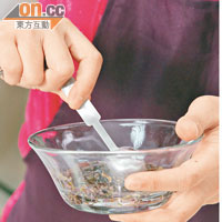做法：<br>薰衣草加2湯匙熱水浸出味後隔渣，杏仁粉、糖霜和蛋白粉過篩拌勻。