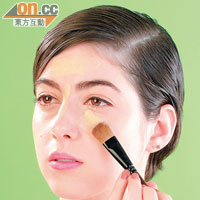 Step 5：眼下的位置要以粉掃暈開，避免厚重的妝感。