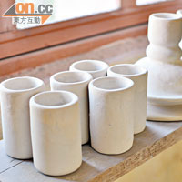 Talavera陶器表面是杏色的，而非白色或灰色。
