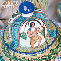 陶器上的圖案多是花鳥蟲魚和神話傳說，很生活化。