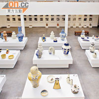 兩層高的展覽館擺放了數百件Talavera 陶器，上層為傳統款式。