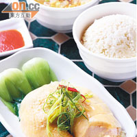 海南雞飯 $128<br>新鮮靚雞配上清雞湯及香噴噴的雞油飯，新加坡風味十足。