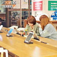 每個座位也有iPad提供，一邊進餐，一邊查閱商場資料。