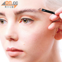 Step3：沿着眉毛向上沾掃眉粉，把線條延長，注意密度要夠，太疏落效果會大打折扣。