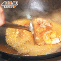 在醬汁中加入大蝦快炒，然後將醬汁倒入原個桃駁李內，在上面放上大蝦即成。