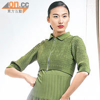 綠色連身裙　$32,600<br>綠色短外套　$18,900