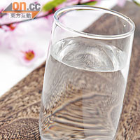 每天喝8至10杯清水，有助保持皮膚水潤。