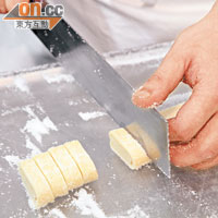 麵糰冷凍過要兩邊向內摺，切成1cm厚度上盤入焗爐。