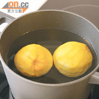 為減輕橙的苦澀味，將橙全浸在室溫水中並慢煲至水滾，倒掉滾水後再重複此步驟2至3次。